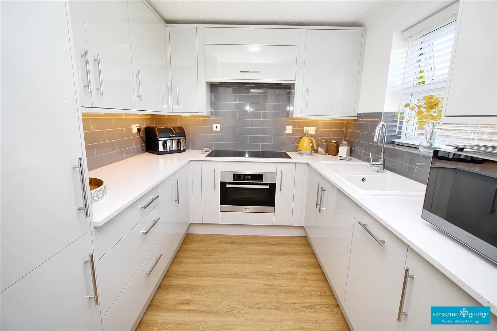 2 bed property in Bowling Green Lane, Purley On Thames